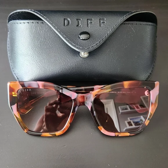 Diff Eyewear Pink and Brown Sunglasses Oversized Square NWOT Amber Striped Thick Oversized Square Gradient Sunglasses  main image 4